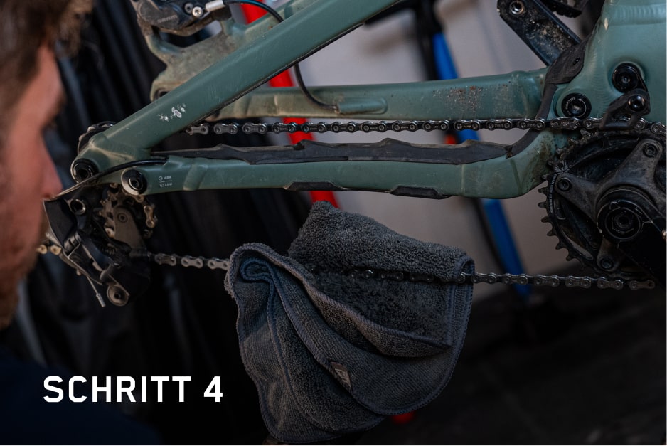 Fahrradkette wird nach Reinigung trocken gewischt Detailansicht