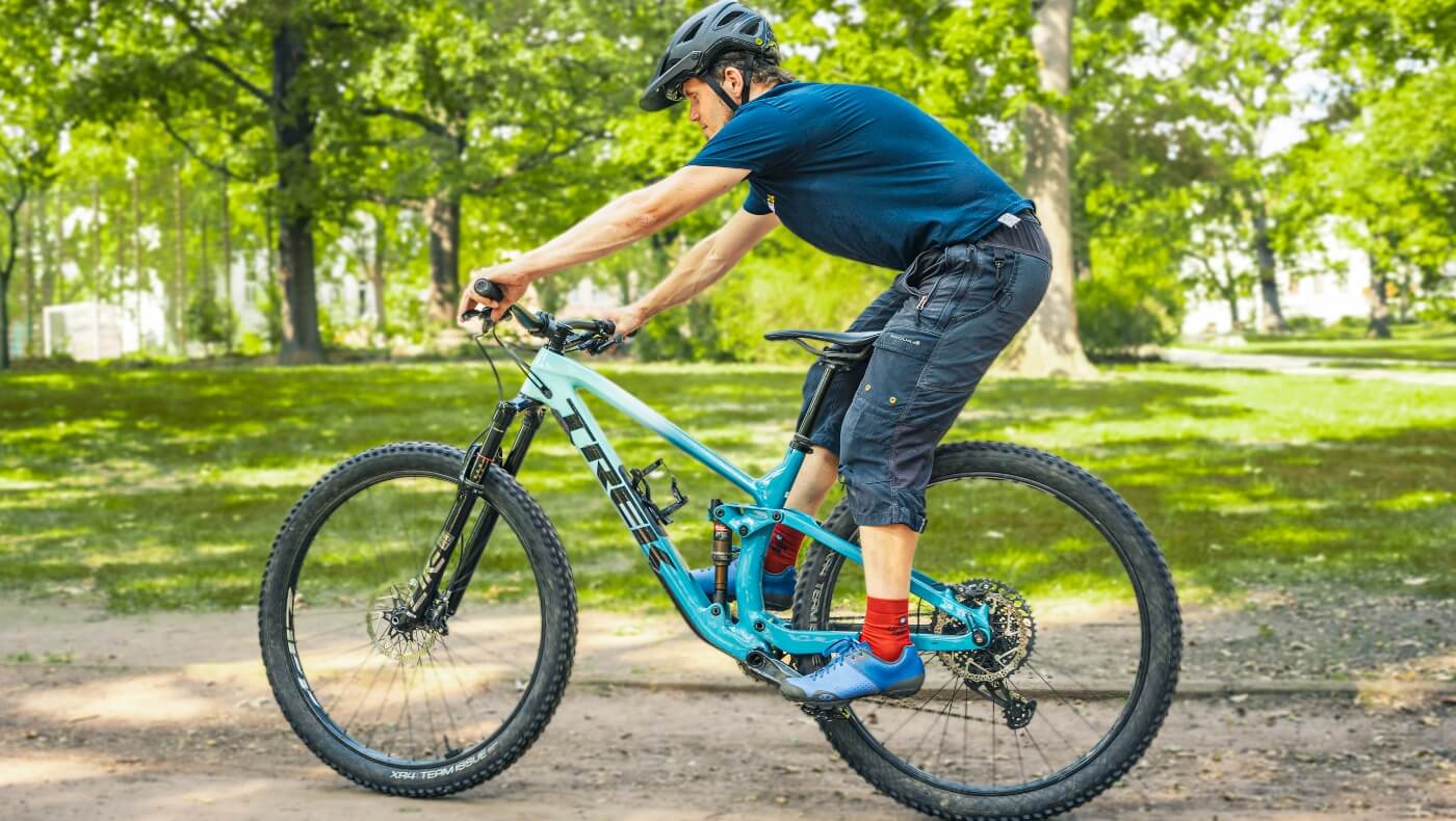 Man remt schijremmen in aan een MTB.