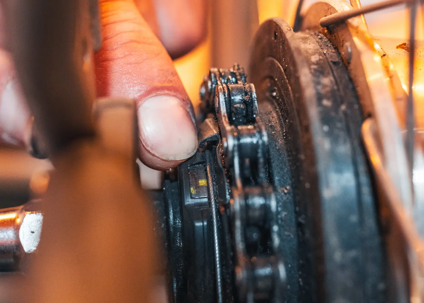 Person pointing at the adjustment window of a hub gear