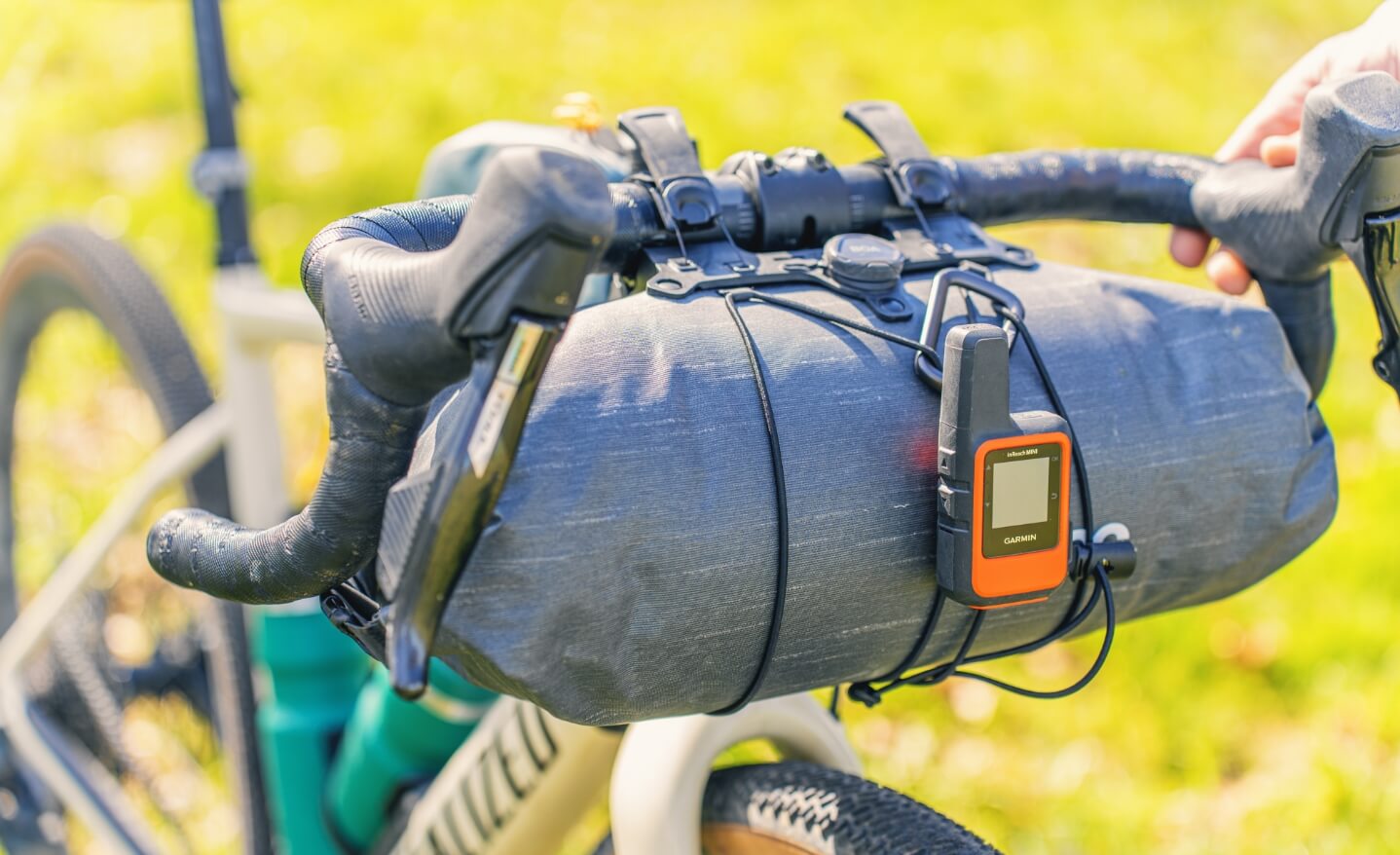 Eine Bikepacking Lenkertasche mit GPS-Tracker
