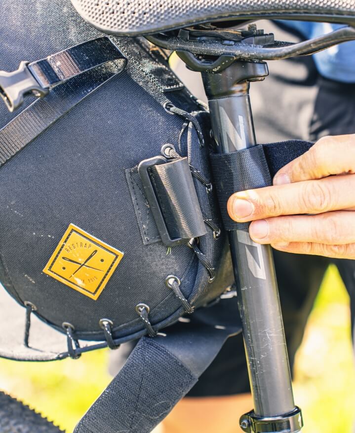 Detail des Befestigungssystems für die Satteltasche beim Bikepacking