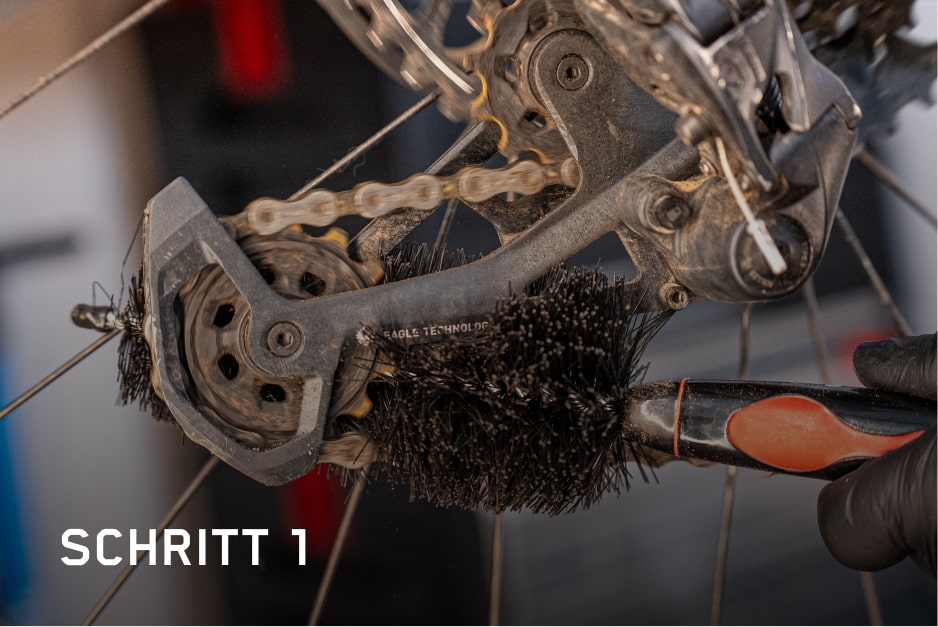 Fahrradkette wird mit Kettenbürste gereinigt Detailansicht