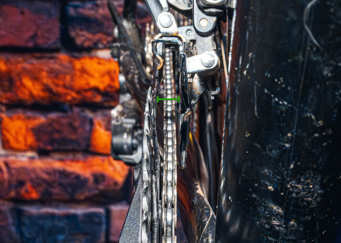 Close-up van de correct afgestelde geleideplaten voor de onderste aanslag.