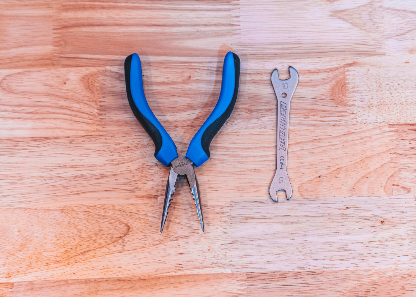 Recommended tools to adjust a hub gear.