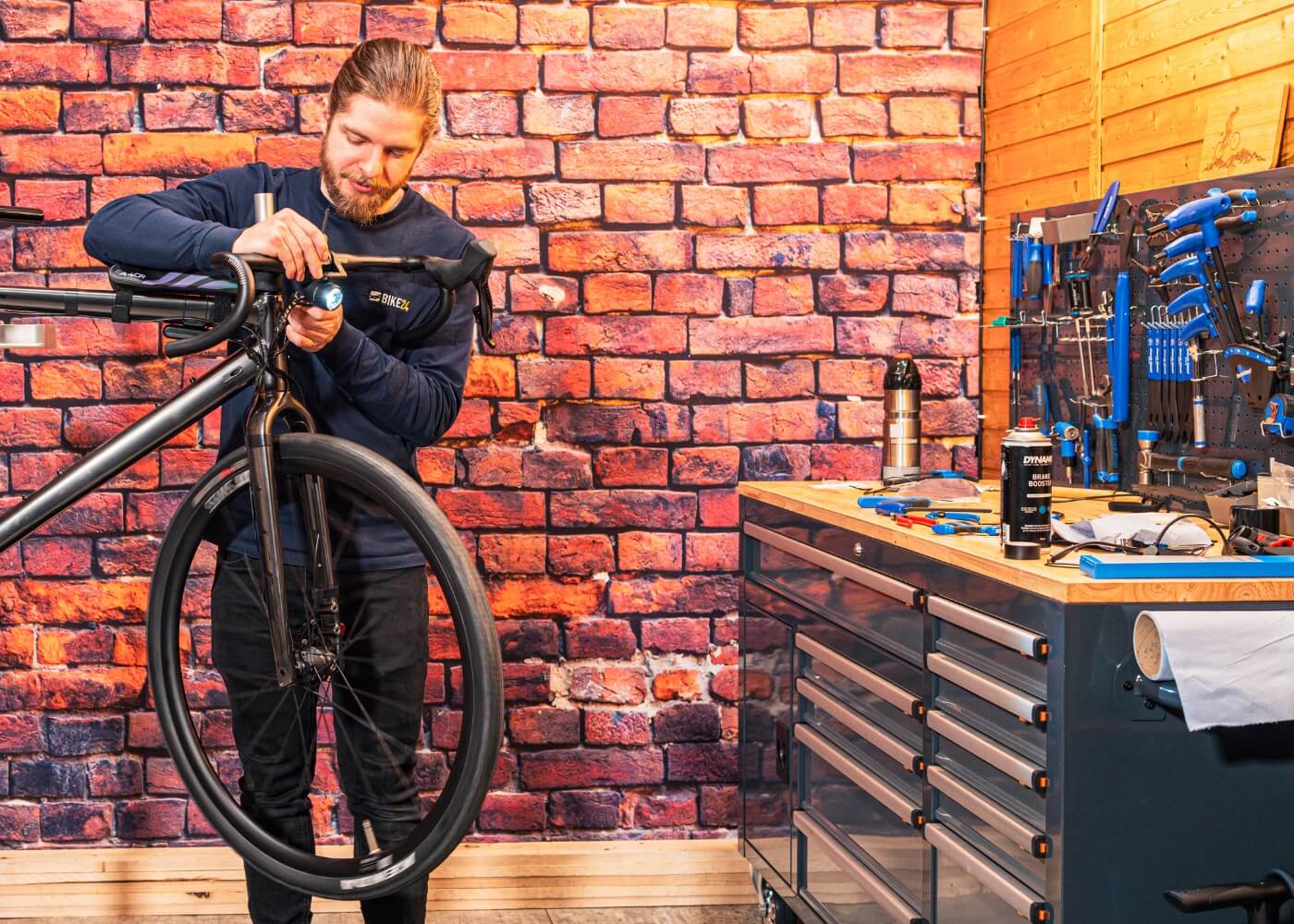Eén persoon test de voorste dynamo op de koplamp
