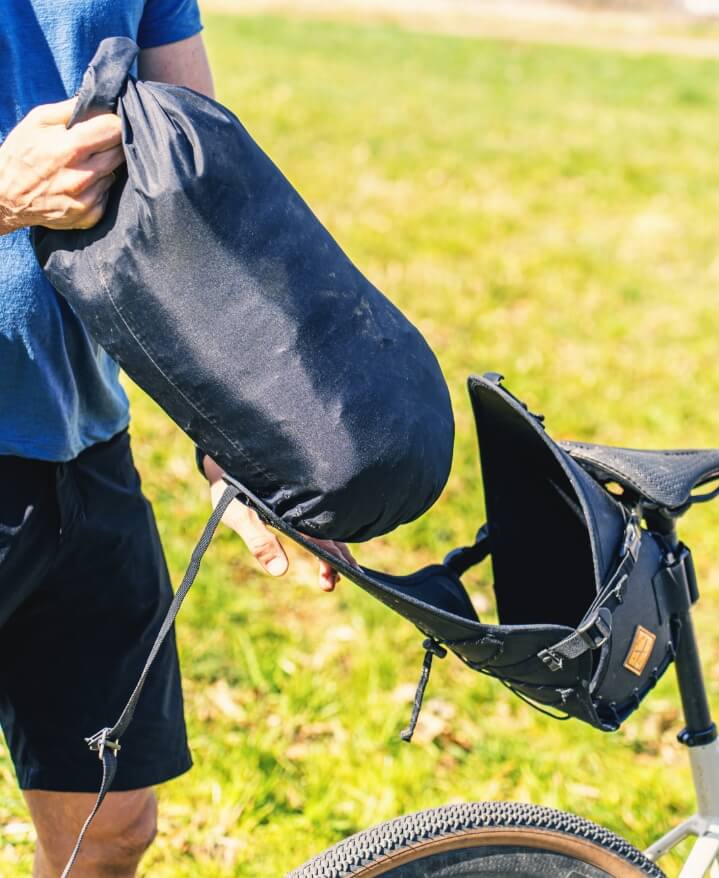 Eine Bikepacking Satteltasche wird beladen.