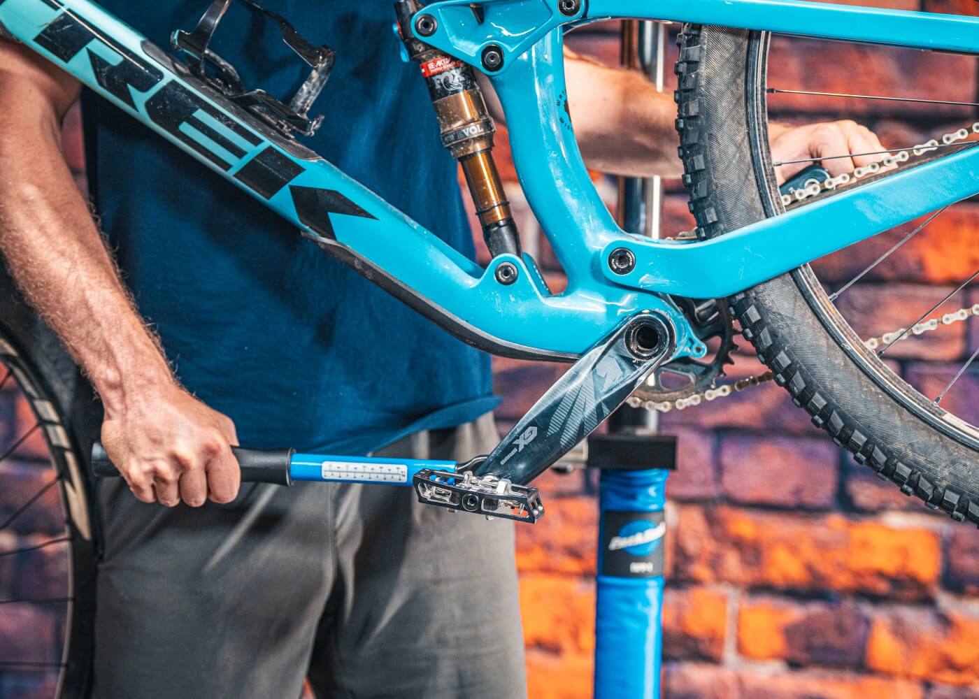 Persoon maakt de pedalen los met de pedaalsleutel
