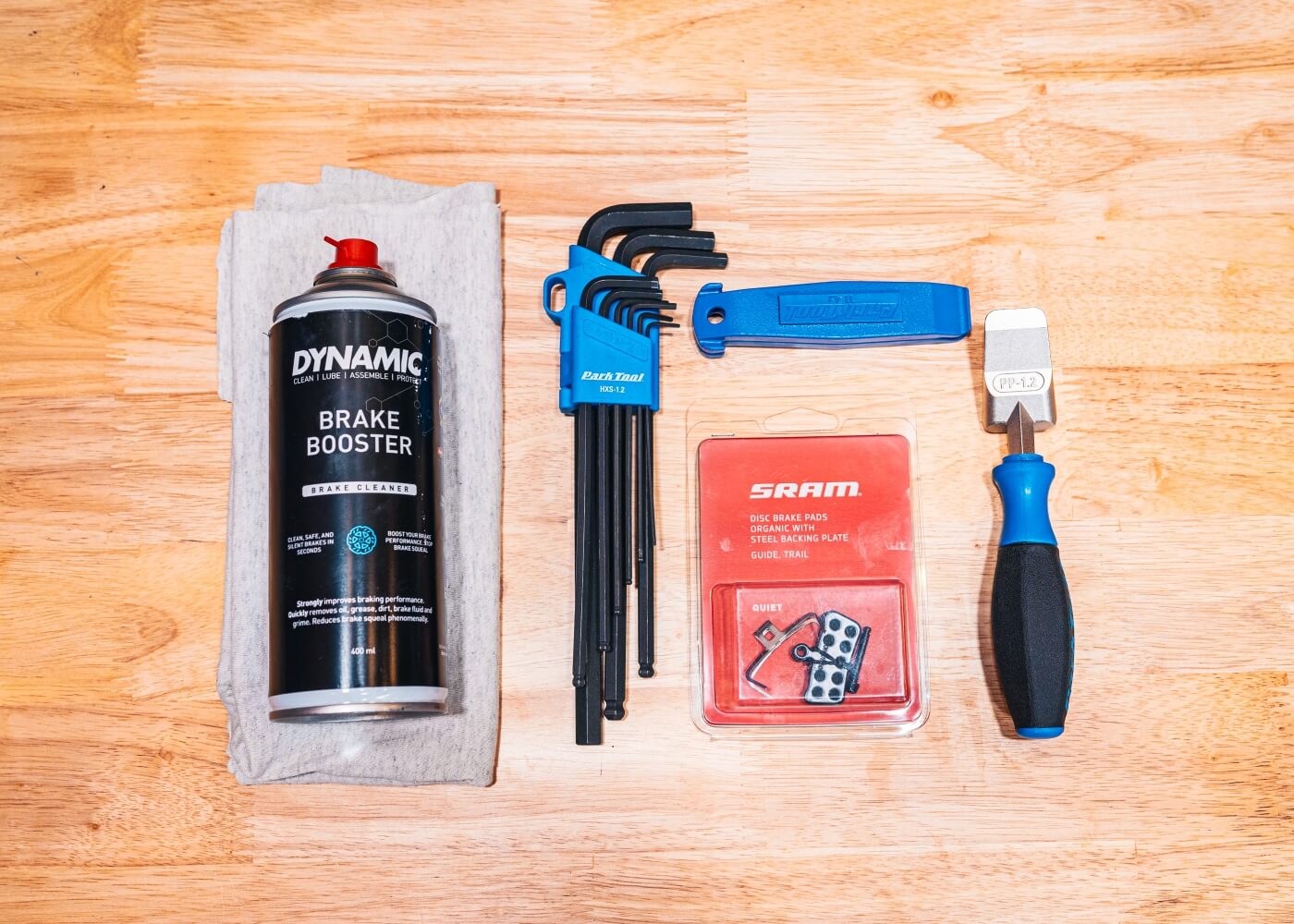 Materiaal en gereedschap voor het vervangen van remblokken op de fiets