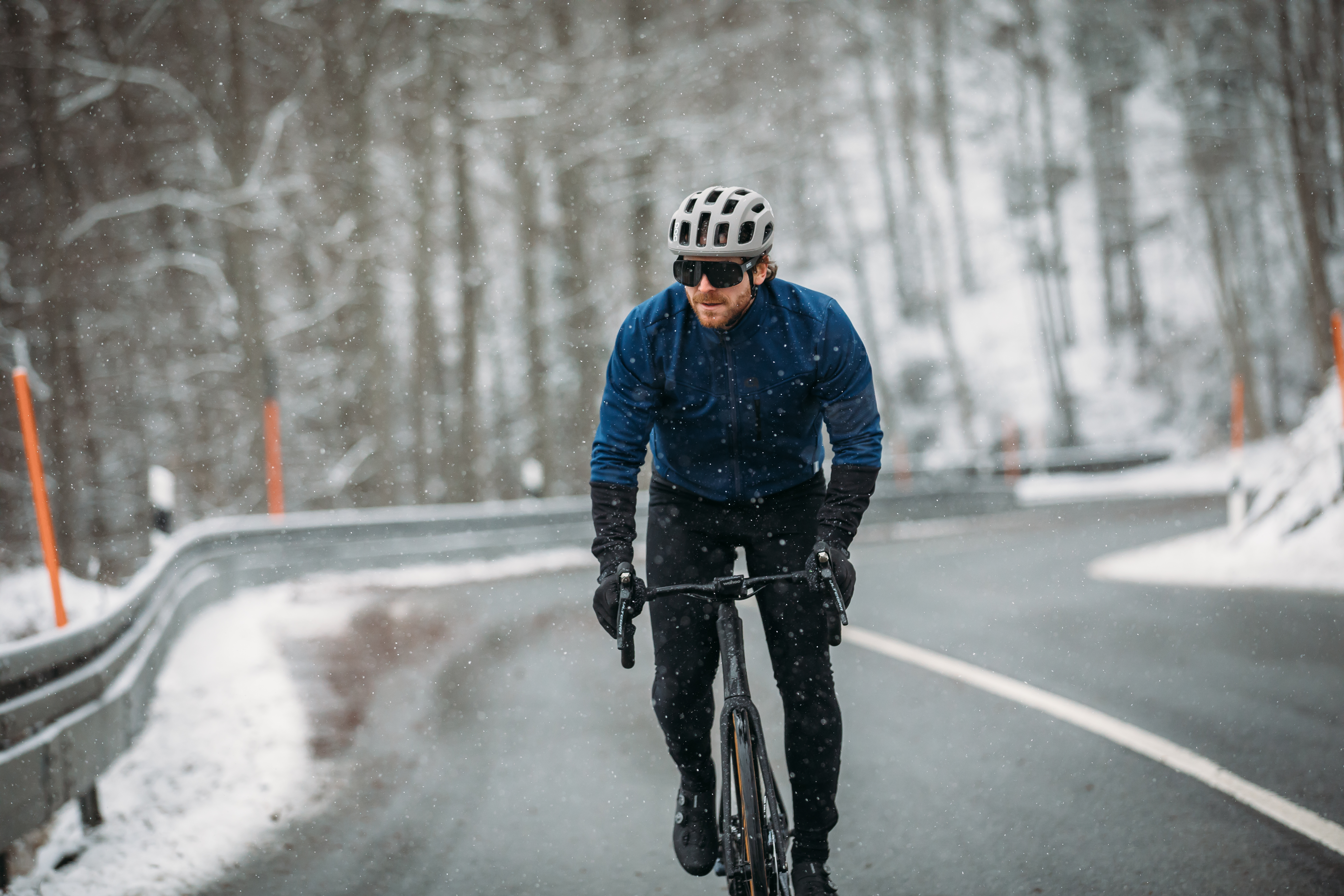 Mann mit Gonso Regen-Fahrradjackeim Schnee