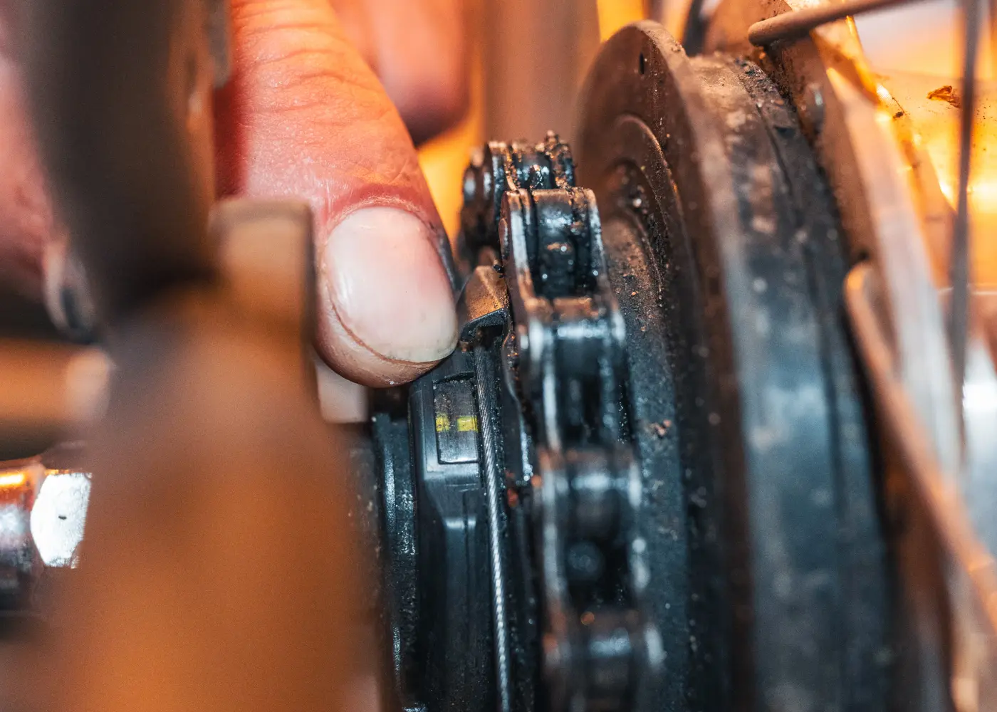 Person pointing to the adjustment window of a properly setted hub gear.