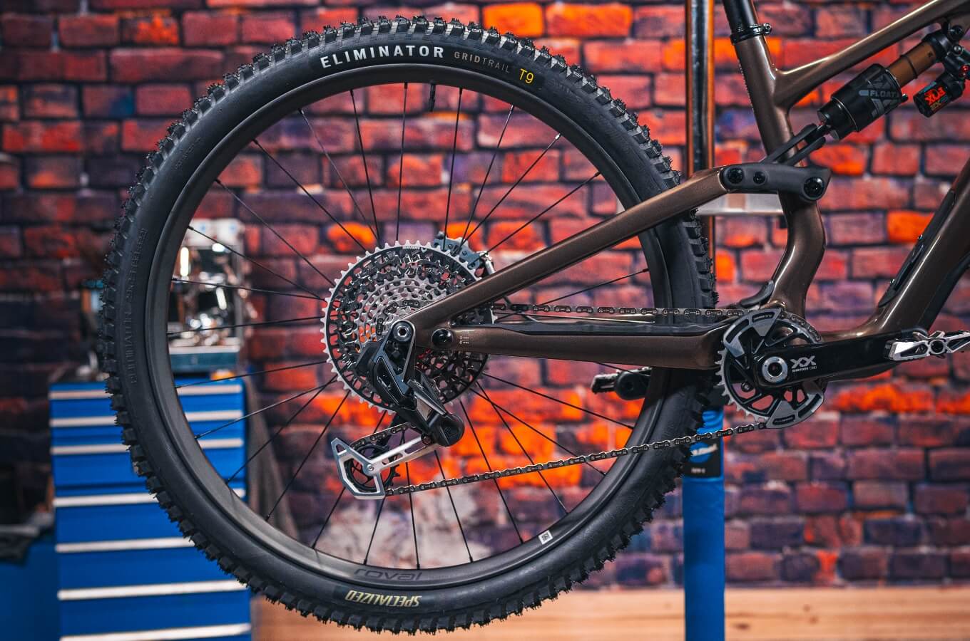 MTB wiel met fietsband in de montagestandaard