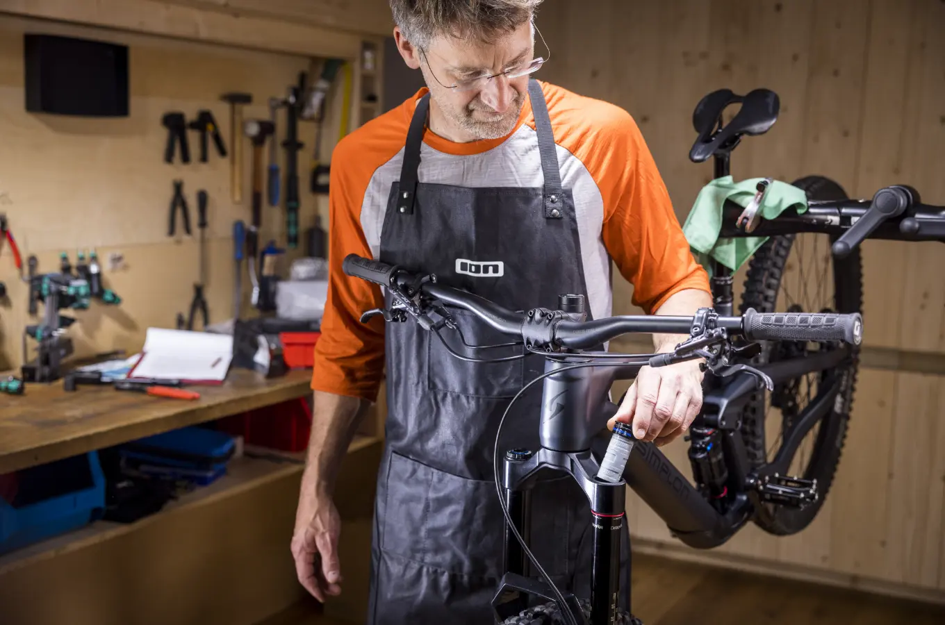 Adjusting front shocks on a mountain bike online