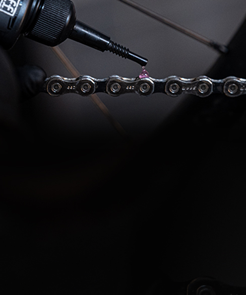 Fahrradkette wird mit Kettenöl geschmiert Detailansicht