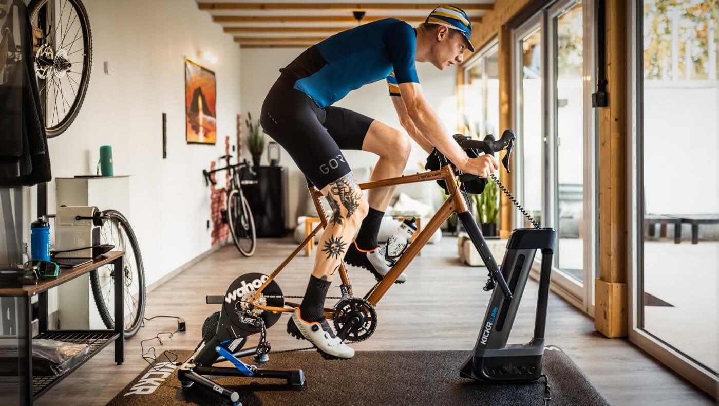 Un hombre monta en su patinete en el salón.