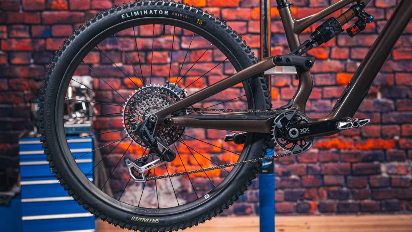 Een MTB-achterband wordt van de zijkant getoond