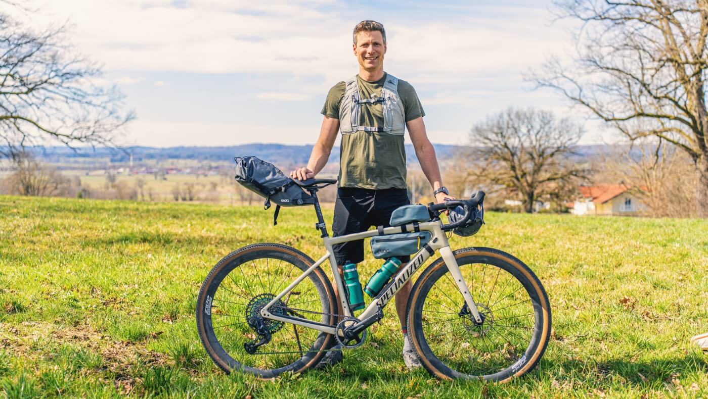 Mann con su bicicleta Bikepacking totalmente equipada.